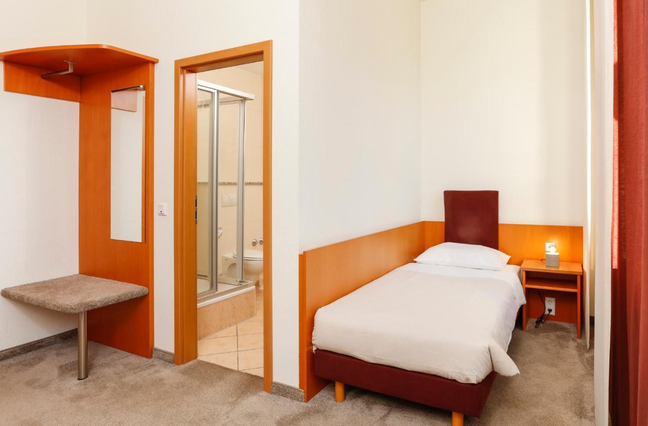 Hotel Am Rhein Веселинг Екстериор снимка