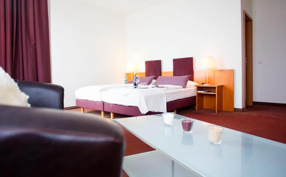 Hotel Am Rhein Веселинг Екстериор снимка