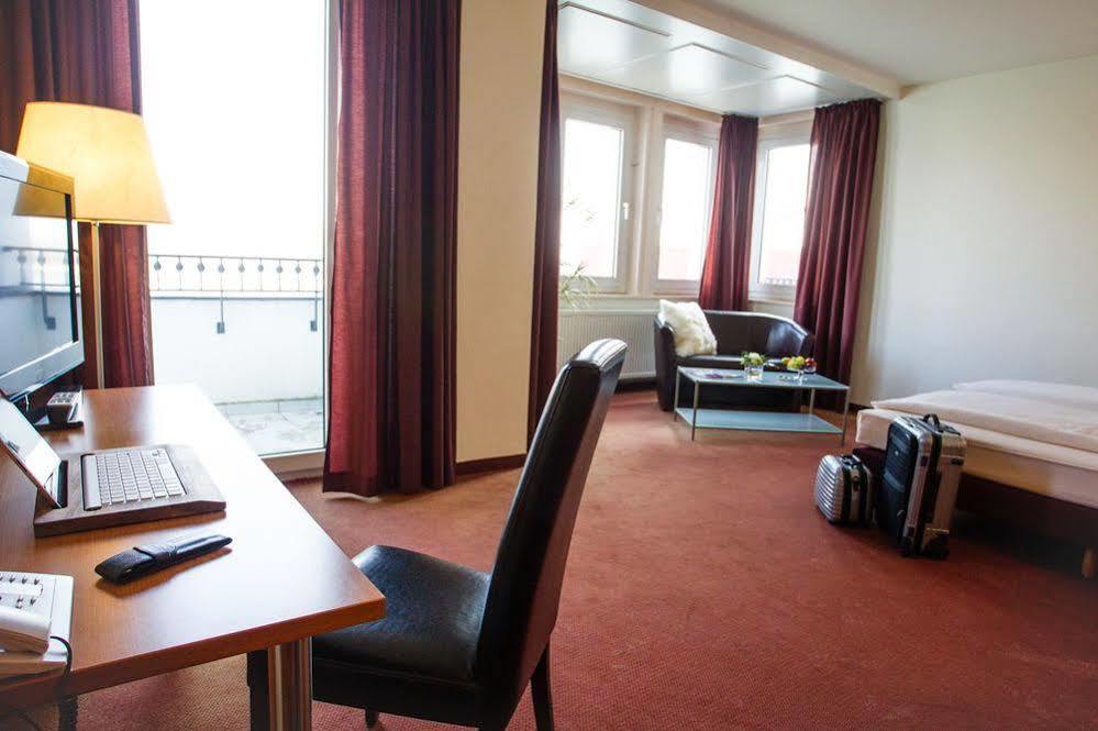 Hotel Am Rhein Веселинг Екстериор снимка